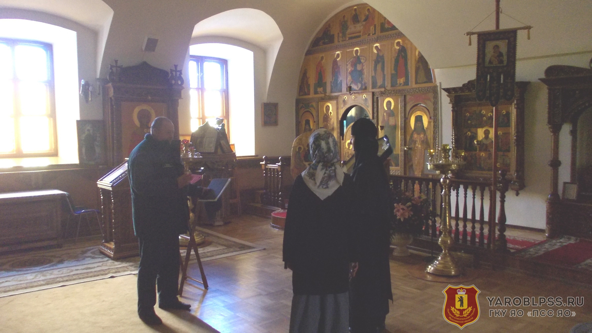 Перед Пасхой ярославские спасатели учили священников как правильно пользоваться свечками